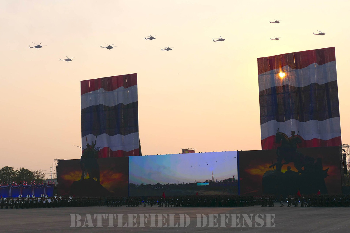 Sân khẩu chính nơi diễn ra cuộc duyệt binh của Quân đội Hoàng gia Thái Lan được xây dựng khá hoành tráng với hình tượng của tượng binh và kỵ binh trong quá khứ. Nguồn ảnh: Defense.