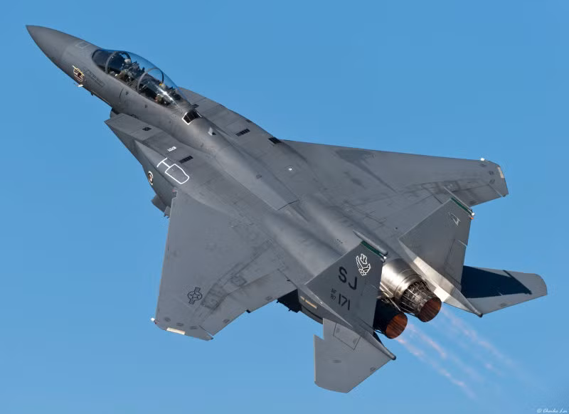 Không quân Mỹ hiện đang cần ít nhất 8 tiêm kích F-15 thế hệ mới trong biên chế trang bị của mình. Boeing cho biết, các chiến đấu cơ F-15 phiên bản mới sẽ có cấu tạo khí động học tốt hơn, radar hiện đại hơn và mang được nhiều vũ khí hơn so với phiên bản cũ. Nguồn ảnh: Pinterest.