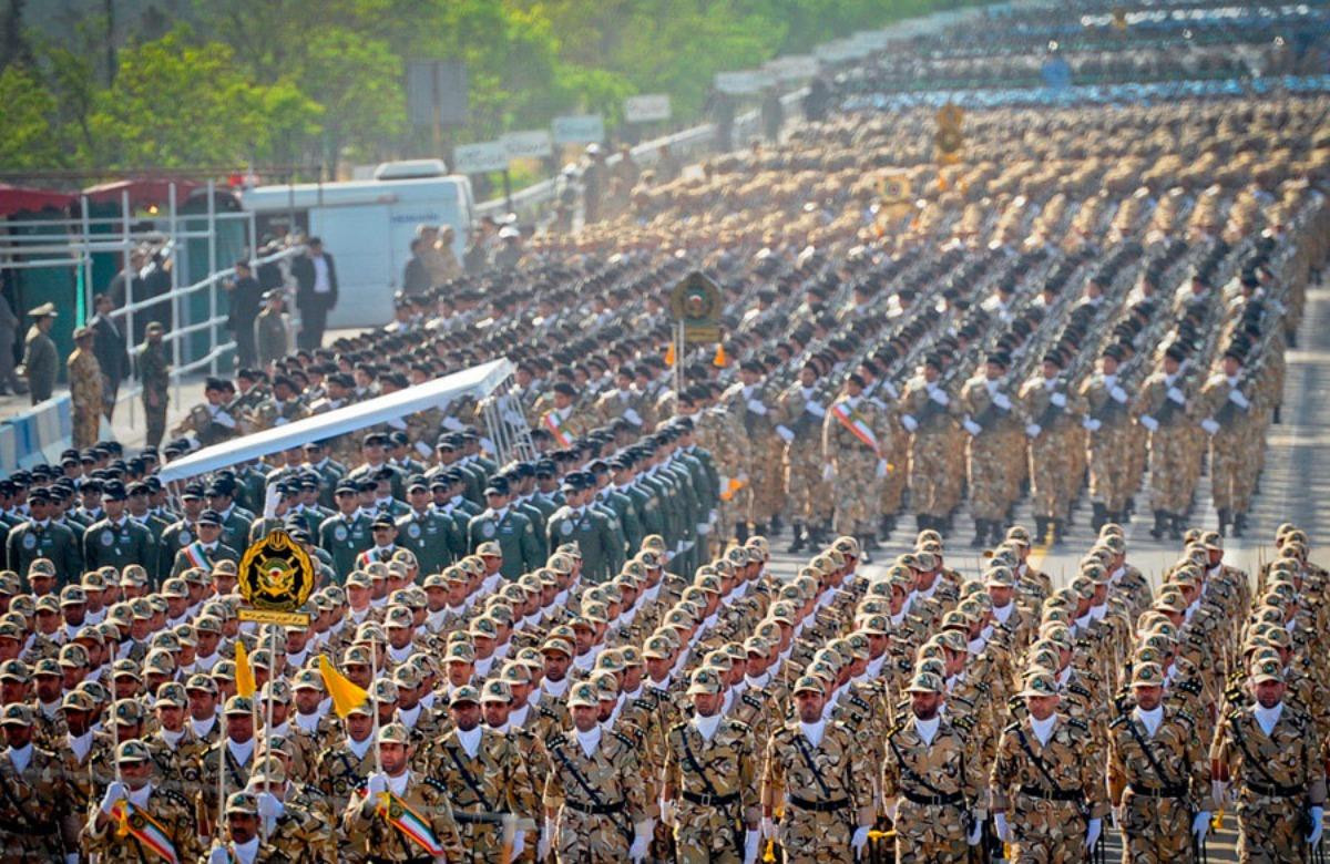 Hiện tại, quân số của Quân đội Iran đang vào khoảng 523.000 người. Đây là quân số khá lớn, tuy nhiên vẫn chưa thấm vào đâu so với quân số của Quân đội Mỹ. Nguồn ảnh: Pinterest.