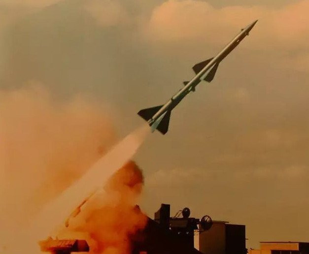 Giống với S-75, tên lửa Hồng Kỳ 2 cũng sử dụng động cơ đẩy chính ở pha đầu với nhiên liệu rắn, động cơ đẩy phụ ở pha cuối với nhiên liệu lỏng. Nguồn ảnh: QQ.