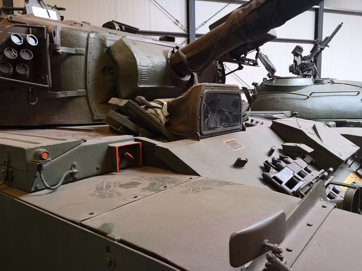 Nhiều tài liệu cho biết, vị trí lái xe của xe tăng chủ lực Centurion cần có mái bảo vệ do ở vị trí này có chứa rất nhiều thiết bị điện tử và cần tránh bị ướt. Nguồn ảnh: Pinterest.