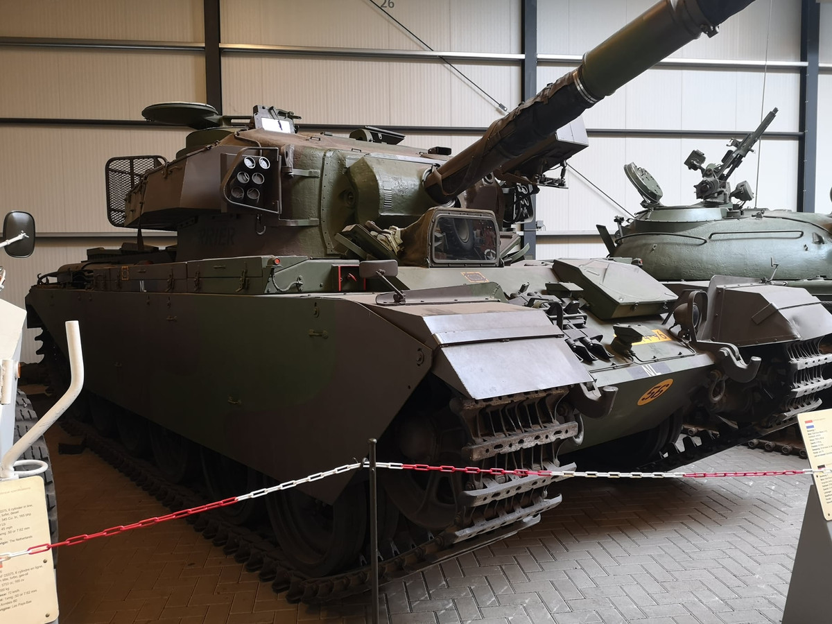 Centurion là loại xe tăng chủ lực chiến trường đầu tiên của Anh, nó được ra đời vào năm 1946 và được sử dụng bởi nhiều quốc gia cho tới tận cuối thế kỷ 20. Nguồn ảnh: Pinterest.