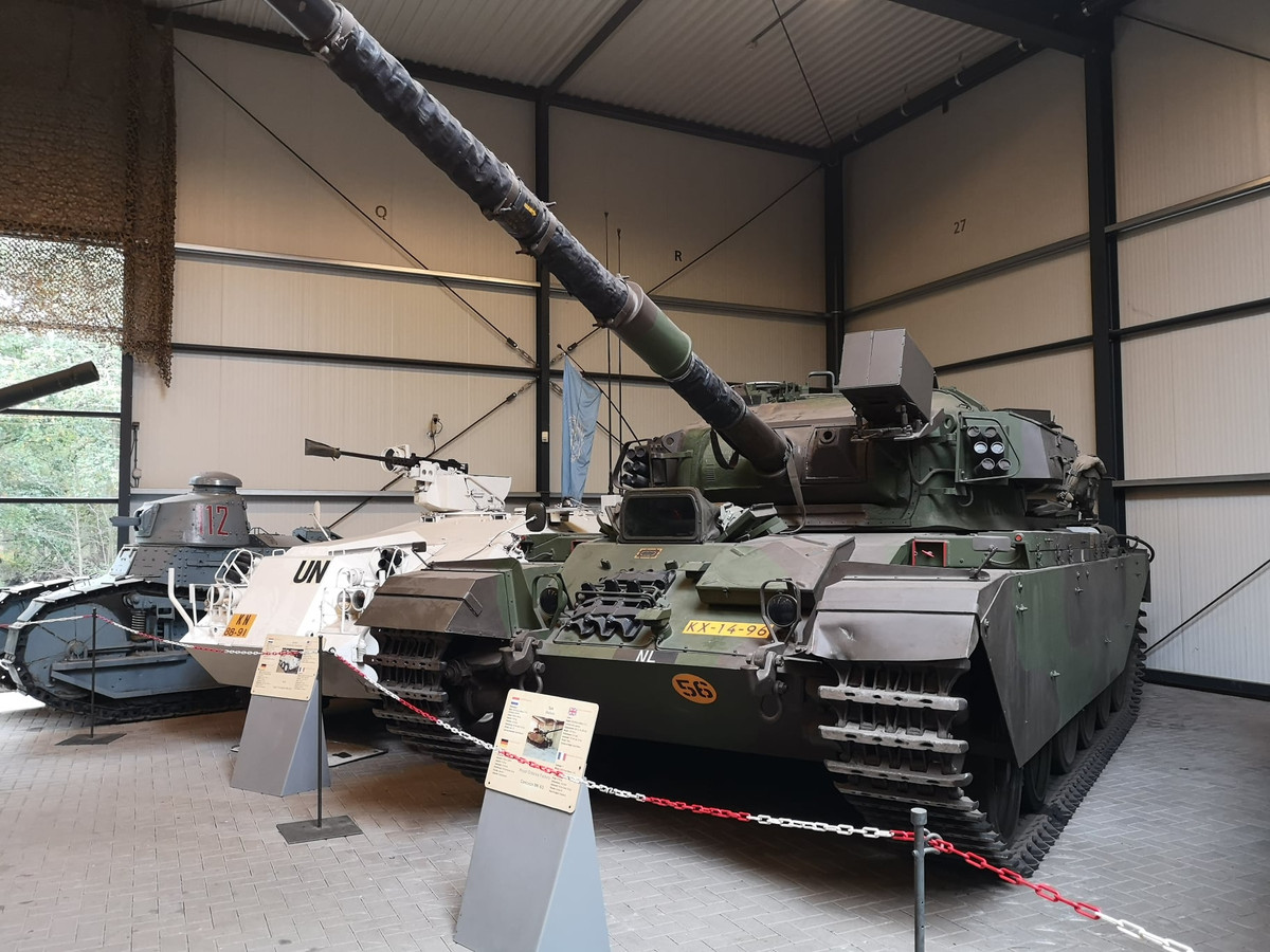 Theo thiết kế, hệ thống nắp mái này có khả năng mở lên, đóng xuống cực kỳ tiện lợi để bảo vệ tài xế khỏi mối đe dọa duy nhất đó là... mưa. Nguồn ảnh: Pinterest.