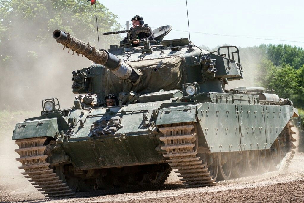 Điểm yếu của Centurion đó là ở thời điểm này, công nghệ động cơ của xe tăng còn chưa phát triển nên nó cố động cơ công suất chỉ 650 mã lực, di chuyển được với tốc độ tối đa 35 km/h. Nguồn ảnh: Pinterest.