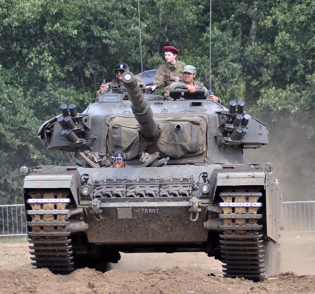 Đây cũng là loại xe tăng đầu tiên của Anh được trang bị nòng pháo lên tới 105mm - cỡ nòng pháo xe tăng lớn bậc nhất thế giới th ời bấy giờ. Nguồn ảnh: Pinterest.