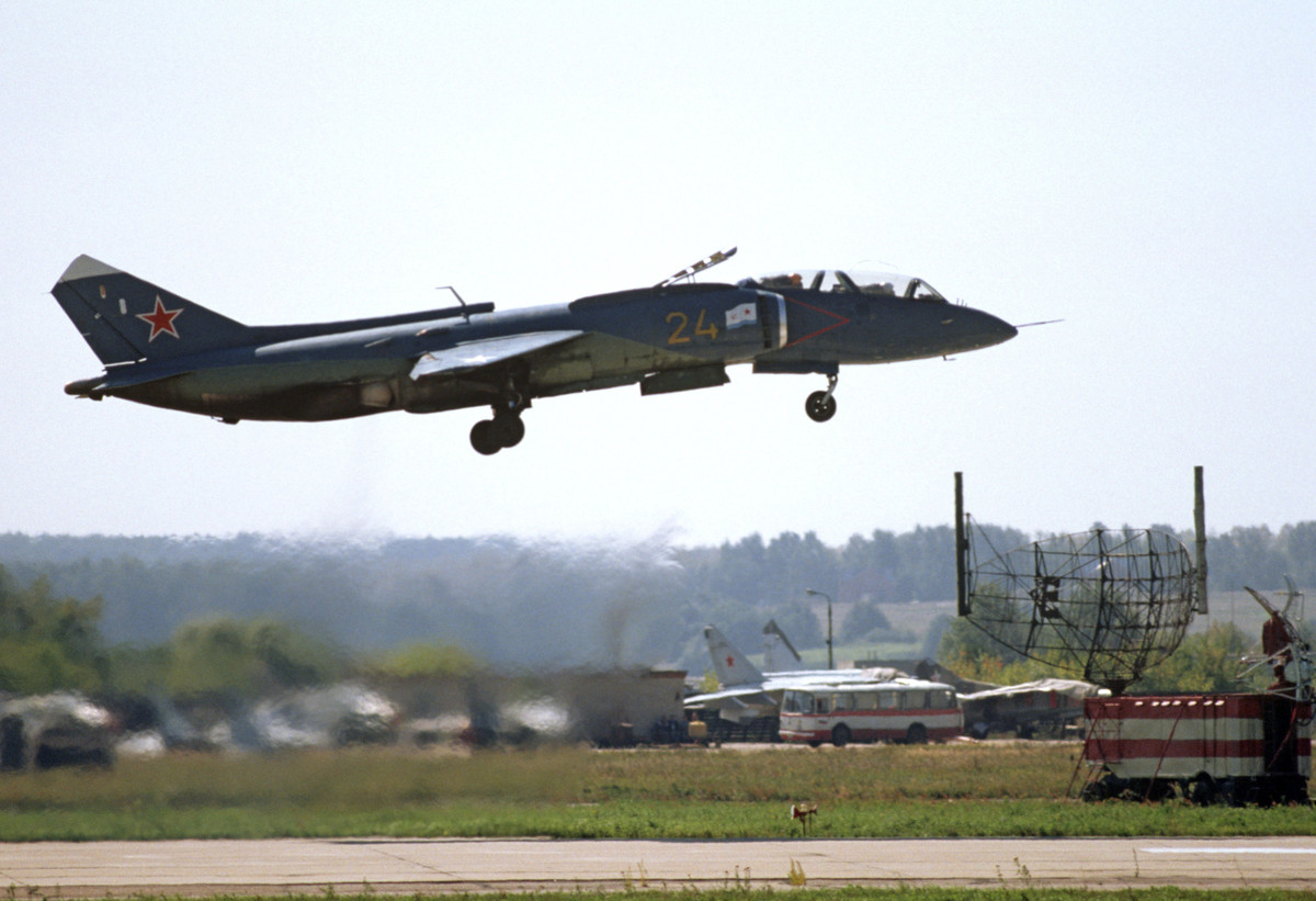 Cuối cùng là phản lực cơ có khả năng lên thẳng Yak-141 - chiến đấu cơ được cho là "cha đẻ" của F-35B hiện đang phục vụ trong không quân Mỹ. Nguồn ảnh: Sputnik.