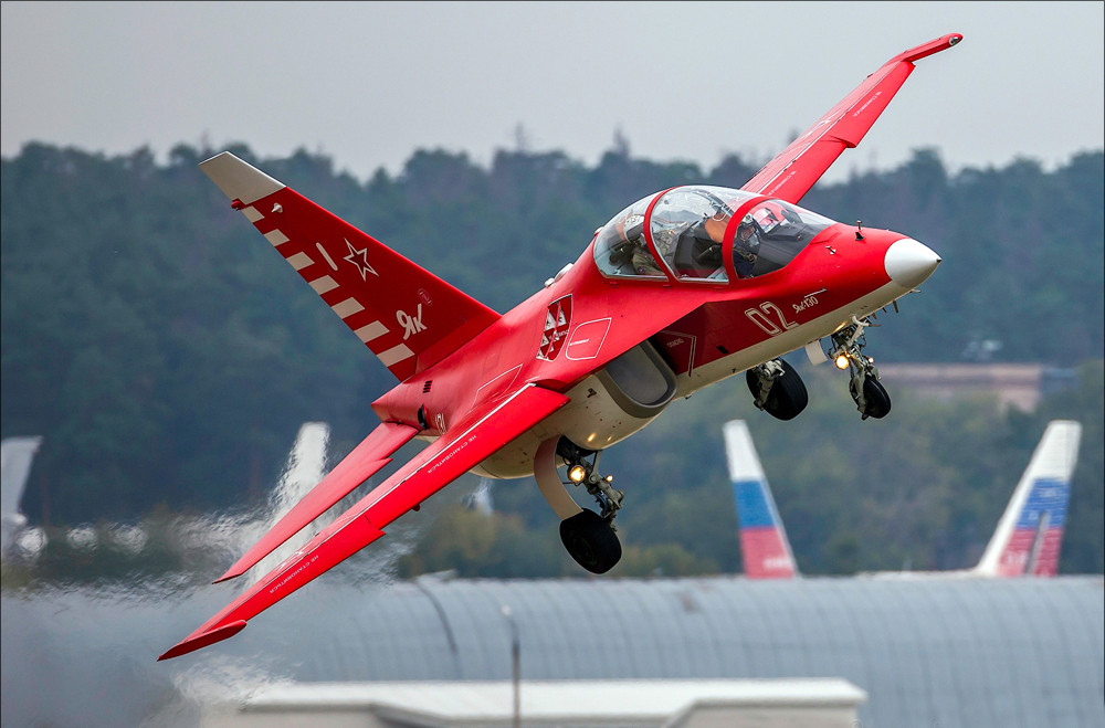 Cụ thể, hiện tại Nga đang sử dụng Yak-130 để làm phi cơ huấn luyện cho phi công Su-57 - loại chiến đấu cơ thế hệ năm đầu tiên và duy nhất của Không quân Vũ trụ Nga tính tới thời điểm hiện tại. Nguồn ảnh: Pinterest.