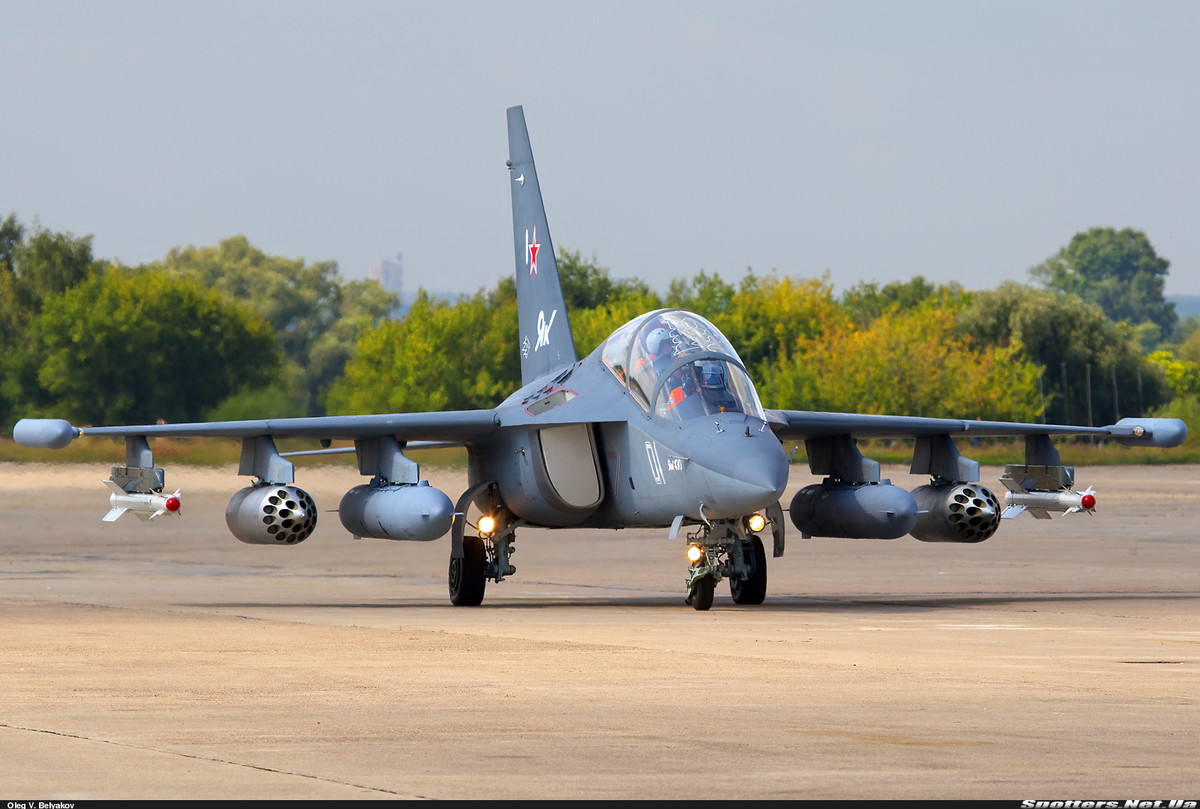 Ngoài ra, Yak-130 không những có khả năng mô phỏng tính năng chiến đấu của nhiều loại tiêm kích thế hệ bốn mà còn có khả năng mô phỏng lại tính năng chiến đấu của tiêm kích thế hệ năm. Nguồn ảnh: Pinterest.