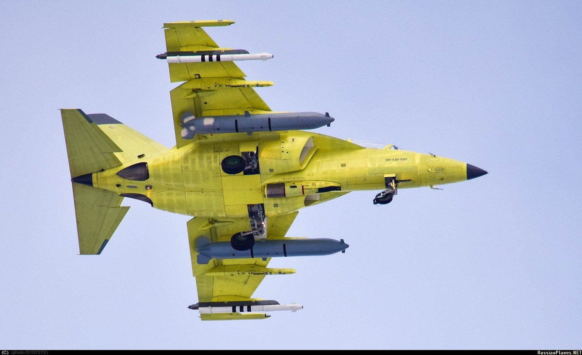 Hợp đồng mua 12 máy bay huấn luyện Yak-130 Việt Nam ký kết với Nga chỉ vừa được truyền thông Nga đăng tải cách đây ít ngày. Tuy nhiên cho tới thời điểm hiện tại, thông tin về việc bao giờ Việt Nam sẽ nhận những chiếc Yak-130 đầu tiên vẫn khá mù mờ và không nhất quán. Nguồn ảnh: Pinterest.