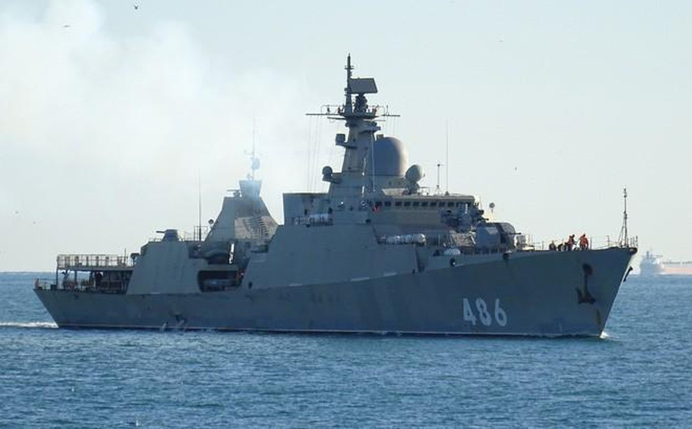 Nhược điểm lớn nhất và cũng được coi là nhược điểm chí tử của các tàu lớp Gepard 3.9 đó là nó sử dụng khoang chứa máy bay hình thang và không có cửa. Nguồn ảnh: Forces.