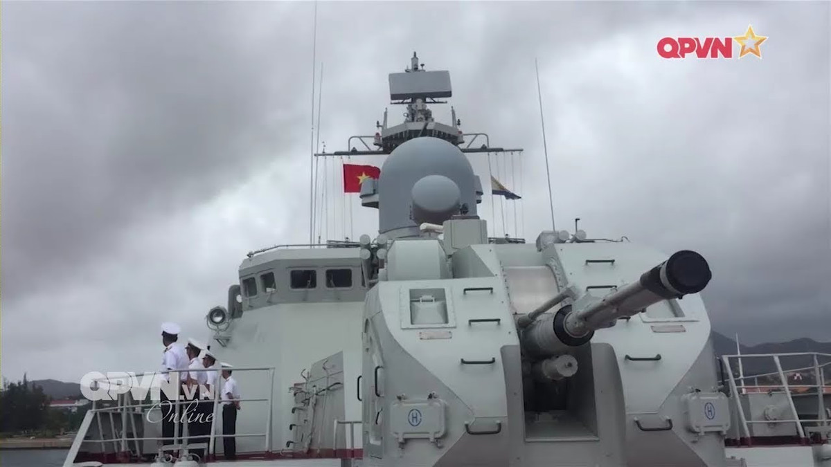 Khi tác chiến dài ngày trên biển, khoang chứa trực thăng không có khả năng đóng kín sẽ khiến các trực thăng đậu tại đây bị gió biển và nước mặt bào mòn rất nhanh, gây thiệt hại không đáng có cho lực lượng hải quân. Nguồn ảnh: QPVN.