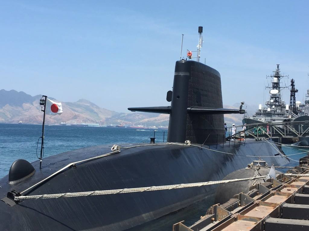 Các tàu ngầm Oyashio có độ giãn nước tối đa khi lặn là 4000 tấn, 2750 tấn khi nổi. Tàu có chiều dài 81,7 mét, lườn rộng 8.9 mét và mớm nước khi nổi tối đa 7,4 mét. Nguồn ảnh: QQ.