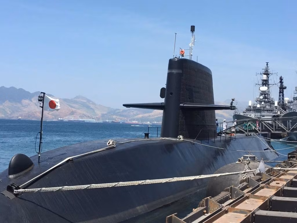 Các tàu ngầm Oyashio có độ giãn nước tối đa khi lặn là 4000 tấn, 2750 tấn khi nổi. Tàu có chiều dài 81,7 mét, lườn rộng 8.9 mét và mớm nước khi nổi tối đa 7,4 mét. Nguồn ảnh: QQ.