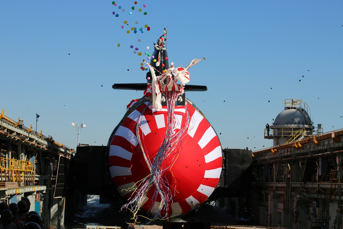 Theo truyền thông Nhật Bản, từ chiếc Soryu thứ 6, lớp tàu ngầm này sẽ được hạ thuỷ với hệ thống pin hiện đại hơn nhiều so với trước kia. Cụ thể, tàu lớp Soryu sẽ sử dụng pin Li-on - giống như pin trên điện thoại di động, cho phép hoạt động bền bỉ hơn, công suất cao hơn so với pin thông thường. Nguồn ảnh: QQ.