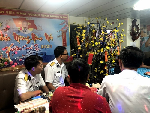 Ngay khi đoàn hậu cần có mặt, các chiến sĩ trên nhà dàn DK1 sẽ bắt đầu chuẩn bị cho một cái tết tươm tất để đảm bảo thực phẩm được tươi sống nhất có thể. Nguồn ảnh: QDND.