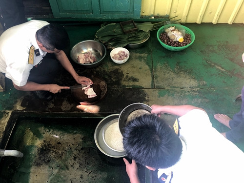 Các chiến sĩ trên đảo ngay lập tức bắt tay vào việc chuẩn bị thực phẩm khi tiếp nhận từ đoàn công tác. Nguồn ảnh: QDND.