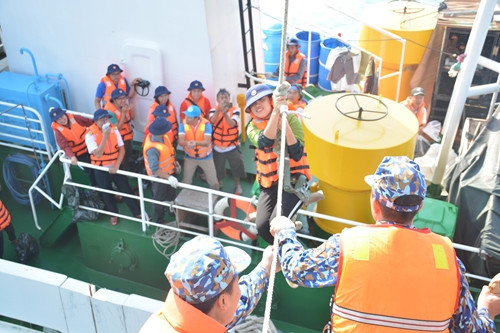 Do biển động mạnh, việc di chuyển từ trên tàu lên nhà dàn cũng là điều hết sức khó khăn, nhất là với những phóng viên, nhà báo - những người vốn không phải là "dân chuyên" quen đối mặt với biển khơi. Nguồn ảnh: QDND.