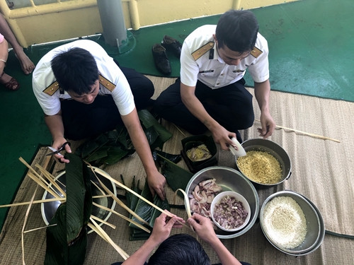 Những người lính trên nhà dàn gói bánh chưng giữa cái mặn của biển khơi mênh mông. Nguồn ảnh: QDND.