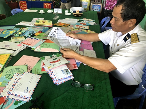 Thư truyền thống vốn ít được mọi người sử dụng thường nhật nhưng lại là món ăn tinh thần cực kỳ quan trọng của người lính vì ở đây, họ sống gần như tách biệt với thế giới. Nguồn ảnh: QDND.