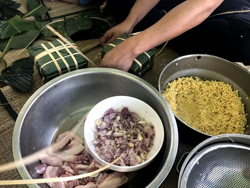 Các món ăn truyền thống cũng xuất hiện trong cái tết trên nhà dàn. Khác với ở Trường Sa lớn, tại nhà dàn DK1, từng chiếc lá gói bánh chưng cũng phải được mang ra từ trong đất liền. Nguồn ảnh: QDND.