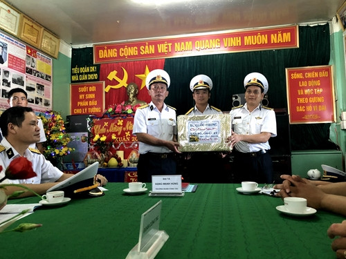 Đoàn công tác gửi quà, thư từ và các loại nhu yếu phẩm cho binh lính ở trên nhà dàn. Nguồn ảnh: QDND.