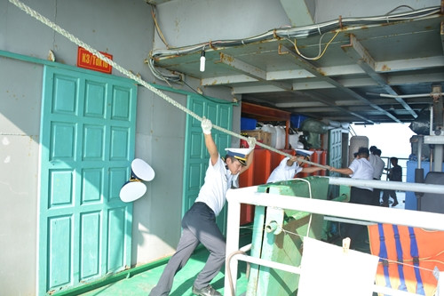 Chiến sĩ nhà dàn hỗ trợ đưa người và thực phẩm lên nhà dàn DK1. Nguồn ảnh: QDND.