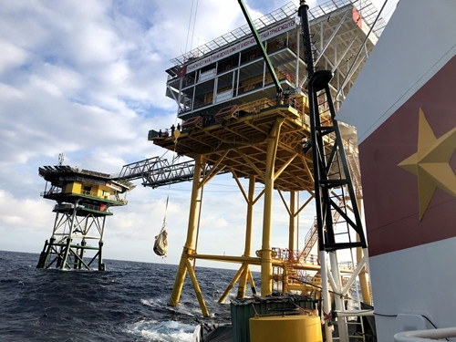 Cuối năm âm lịch thường đúng vào dịp biển động, vậy nên thời gian các đoàn công tác từ đất liền tiếp cận được với nhà dàn DK1 là rất khó "đúng hẹn". Nguồn ảnh: QDND.