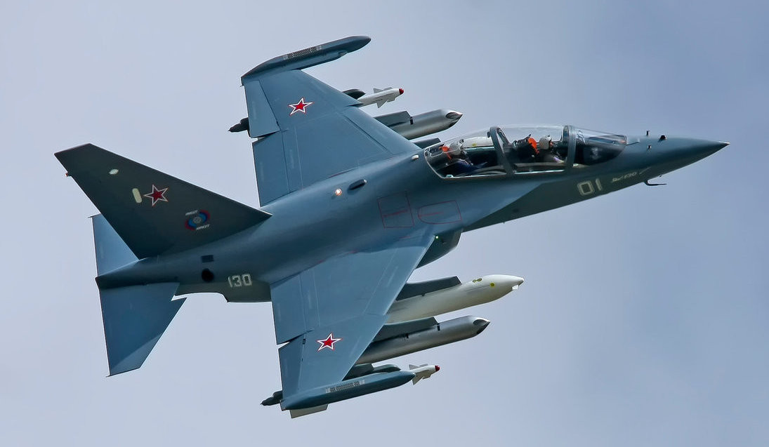 Yak-130 cũng có tốc độ tối đa lớn hơn L-39, tối đa có thể lên tới tốc độ cận âm 1000 km/h, giúp phi công làm quen với tốc độ lớn trước khi chuyển loại sang sử dụng máy bay siêu âm như Su-27 hoặc Su-30. Nguồn ảnh: RBY.