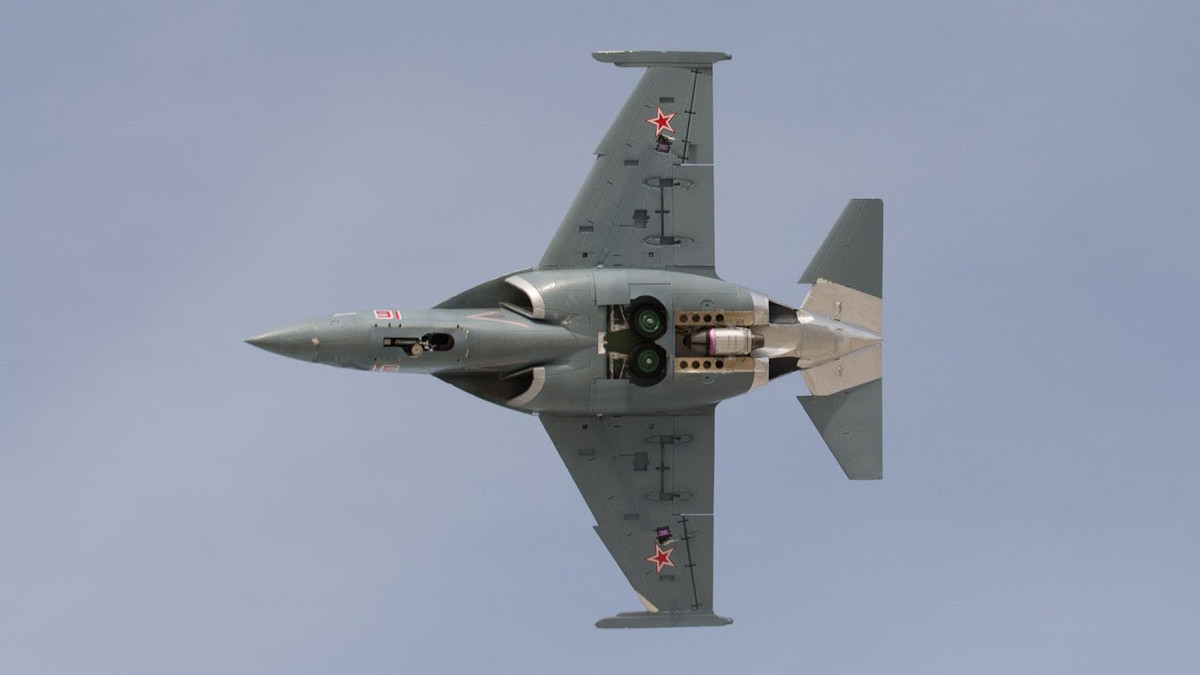 Để thay thế cho những máy bay huấn luyện L-39, Yak-130 là một sự lựa chọn cực kỳ hợp lý, cả về giá thành lẫn công năng sử dụng. Nguồn ảnh: RBY.