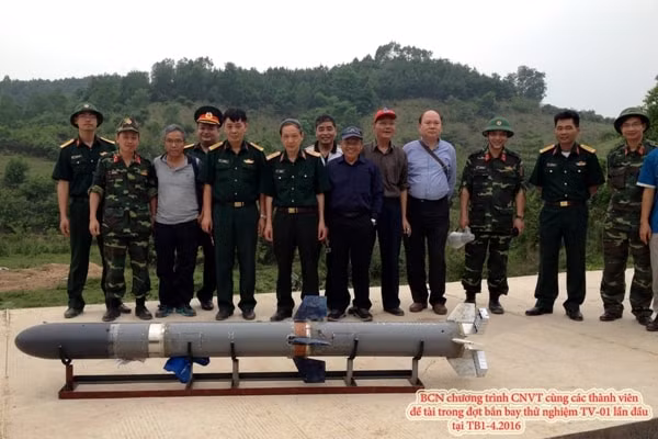 Trong thời gian năm 2014 tới năm 2016, Việt Nam đã nghiên cứu và thử nghiệm thành công tên lửa TV-01 - loại tên lửa do Việt Nam tự nghiên cứu và chế tạo với chi phí cho toàn bộ công trình chỉ 20 tỷ đồng. Nguồn ảnh: VAST.