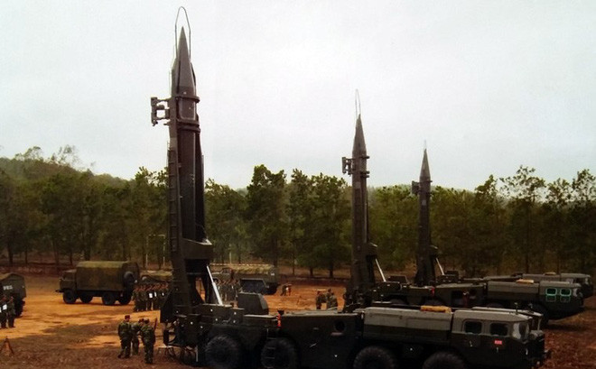 Cụ thể, Viện Kỹ thuật Quân chủng Phòng không - Không quân đã nghiên cứu và sản xuất thành công chất oxy hoá trong thành phần nhiên liệu tên lửa. Hợp chất này được cấu tạo dựa trên cơ sở HNO3 và N2O4 pha trộn ở tỷ lệ bí mật và là một trong hai thành phần quan trọng bậc nhất của nhiên liệu lỏng sử dụng trong tên lửa nói chung. Nguồn ảnh: TL.