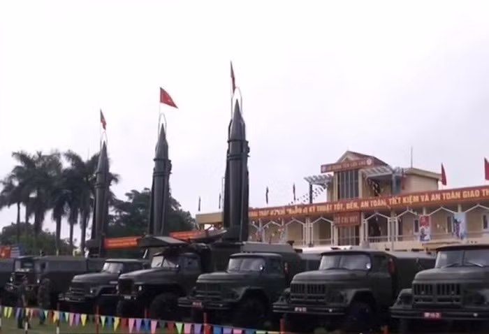 Không chỉ sở hữu và làm chủ loại vũ khí hiện đại này, Việt Nam thậm chí còn tự nghiên cứu, cải biên các phiên bản tên lửa đạn đạo Scud sẵn có trong biên chế, đảm bảo tính chiến đấu cao trong bối cảnh loại tên lửa này đã ra đời được hơn nửa thế kỷ. Nguồn ảnh: QPVN.
