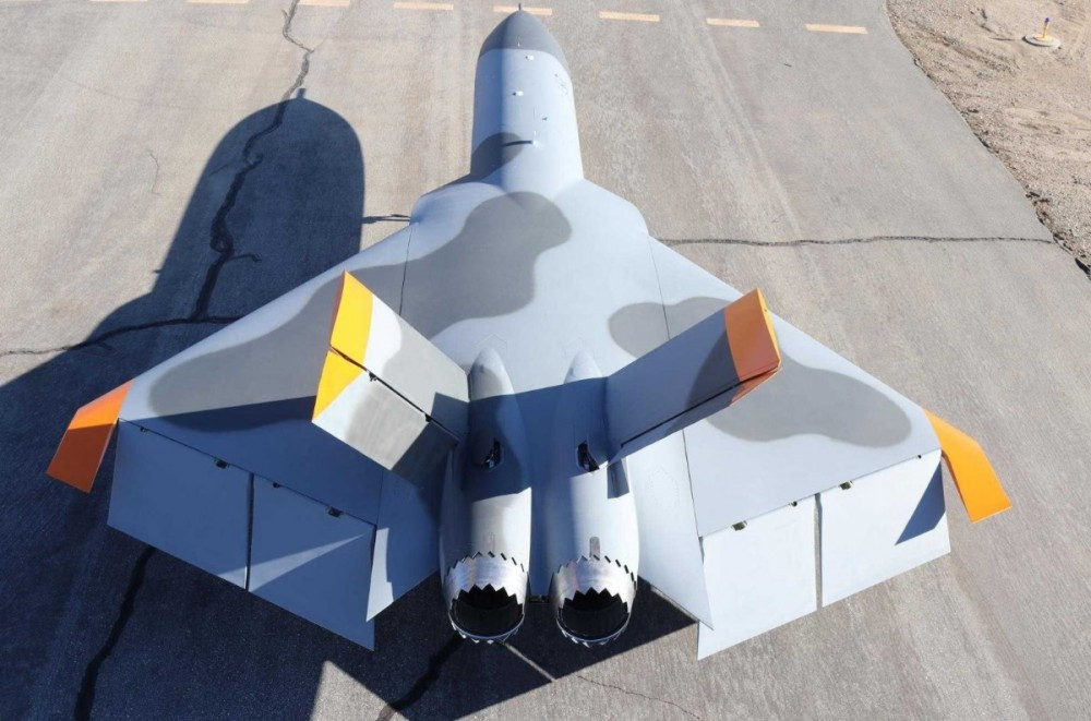 Cụ thể, máy bay không người lái 5GAT được sử dụng với mục đích làm mục tiêu giả định trên không. Do không có người lái, các phi công chiến đấu cũng như các hệ thống phòng không của Mỹ có thể thoải mái bắn hạ máy bay này bằng đạn thật. Nguồn ảnh: Sina.