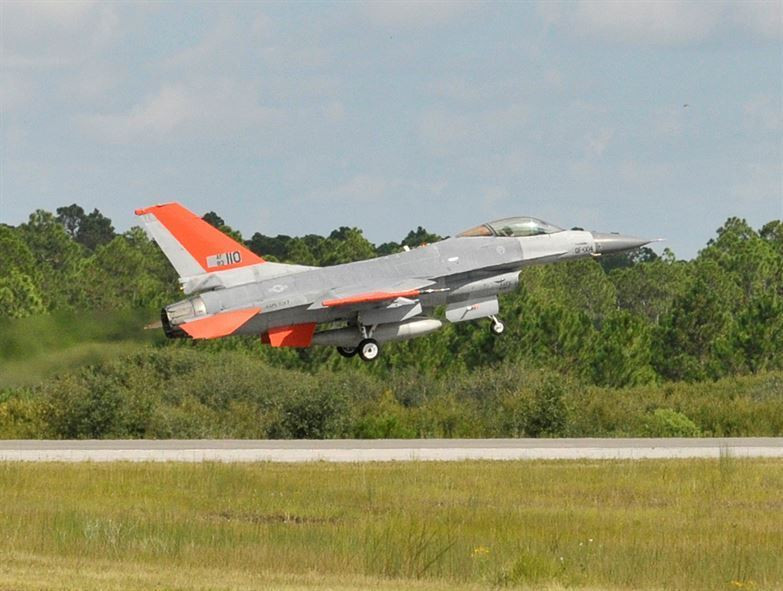 Cụ thể, QF-16 phụ thuộc vào số lượng F-16 mà không quân Mỹ "thải ra" hàng năm - tất nhiên là càng ngày càng ít và sẽ đến một ngày... hết sạch. Việc sản xuất máy bay F-16 mới để phục vụ việc trở thành mục tiêu trên không được cho là không kinh tế. Nguồn ảnh: Sina.
