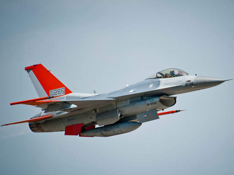 Vậy nên, một loại phương tiện bay ra đời với mục đích duy nhất đó là trở thành mục tiêu để không quân Mỹ "nã đạn" trong các cuộc tập trận như 5GAT được cho là sẽ có hiệu quả kinh tế cao hơn nhiều cũng như an toàn hơn vì không phải là "hàng độ lại" như QF-16. Nguồn ảnh: Sina.