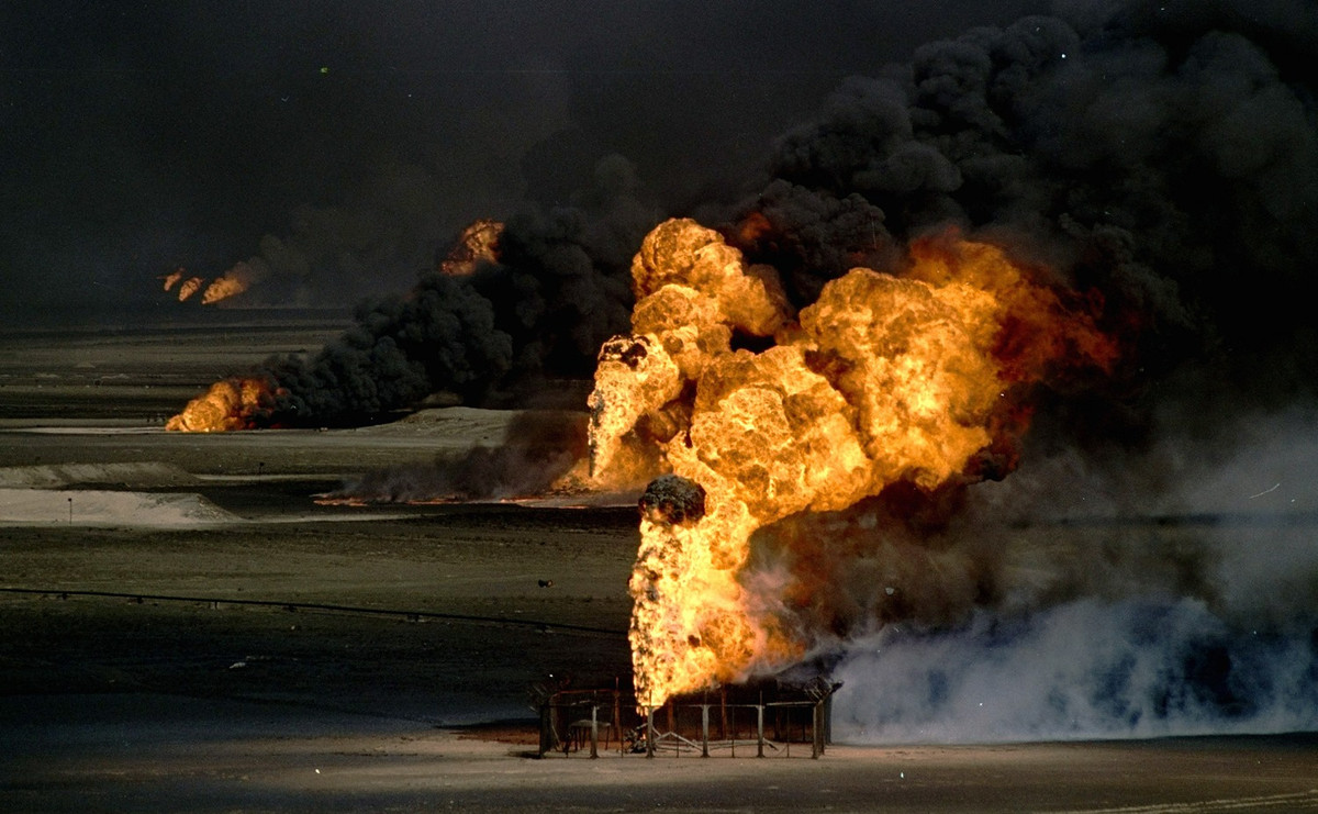 Trong cuộc chiến này, Iraq đã đại bại và buộc phải rút lui khỏi lãnh thổ Kuwait khi sức mạnh của Mỹ và liên quân là quá lớn. Nguồn ảnh: Pinterest.