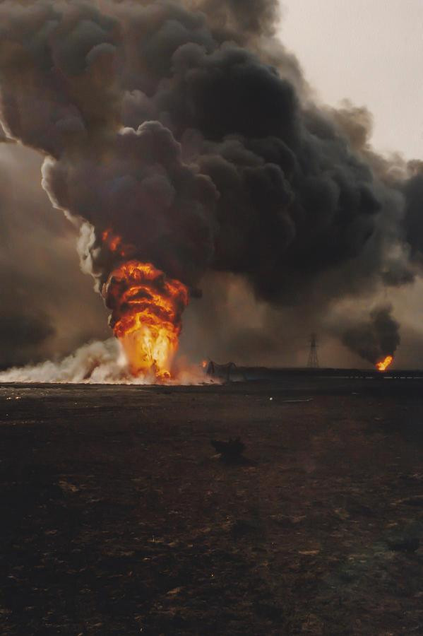 Những hình ảnh được ghi lại từ cuộc Chiến tranh Vùng Vịnh cũng cho thấy tiềm năng dầu mỏ lớn đến nhường nào của quốc gia Trung Đông này. Nguồn ảnh: Pinterest.