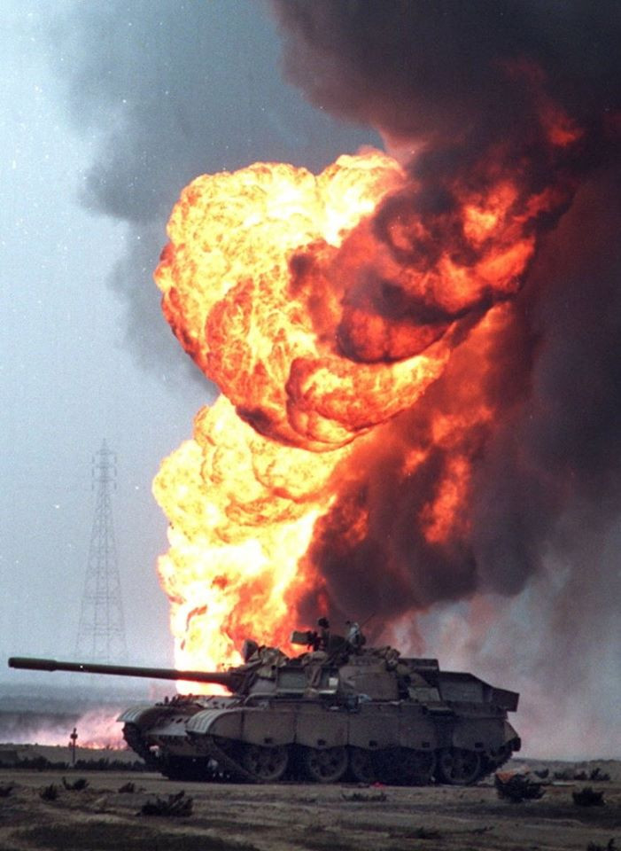 Trên đường rút lui vì bị quân đội Mỹ cùng liên quân hơn 30 nước tấn công, quân đội Iraq đã đốt mọi giếng dầu họ gặp phải ở trong lãnh thổ Kuwait. Nguồn ảnh: Pinterest.