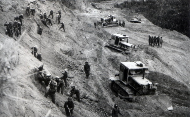 Do không thể xây dựng đường Trường Sơn trong lãnh thổ Việt Nam hoàn toàn, tuyến đường này buộc phải vắt sang hạ Lào và Campuchia sau đó kéo đường nhánh vào từng mặt trận ở miền Nam. Nguồn ảnh: TTXVN.