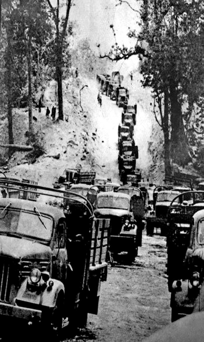 Ngoài ra, chúng ta còn chuyển được 10 lượt sư đoàn, 3 quân đoàn, hộ tống 90 đơn vị binh chủng kỹ thuật vào chiến trường. Không ít người lính đã "lội bộ" dọc Trường Sơn tới vài lần khi được cử ra Bắc học sĩ quan sau đó lại đi bộ trở lại chiến trường chiến đấu tiếp. Nguồn ảnh: TTXVN.