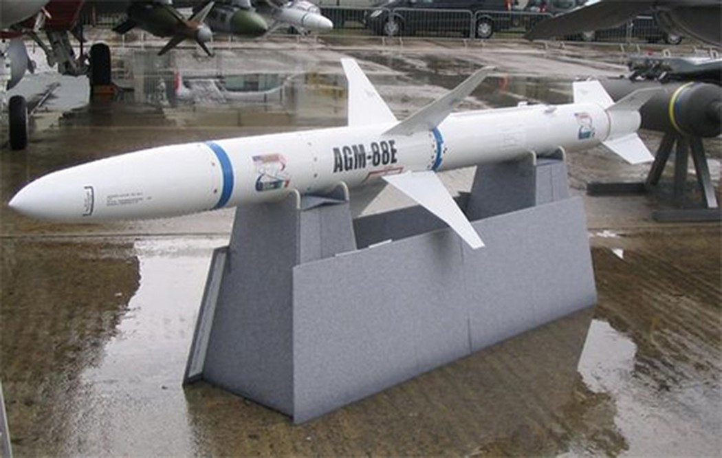 AGM-88 là loại tên lửa chống bức xạ hiện đại và phổ biến bậc nhất của Mỹ hiện nay. Nó đã được ra đời từ năm 1985 nhưng tới nay vẫn tiếp tục được không quân Mỹ nâng cấp và sử dụng. Nguồn ảnh: USAF.