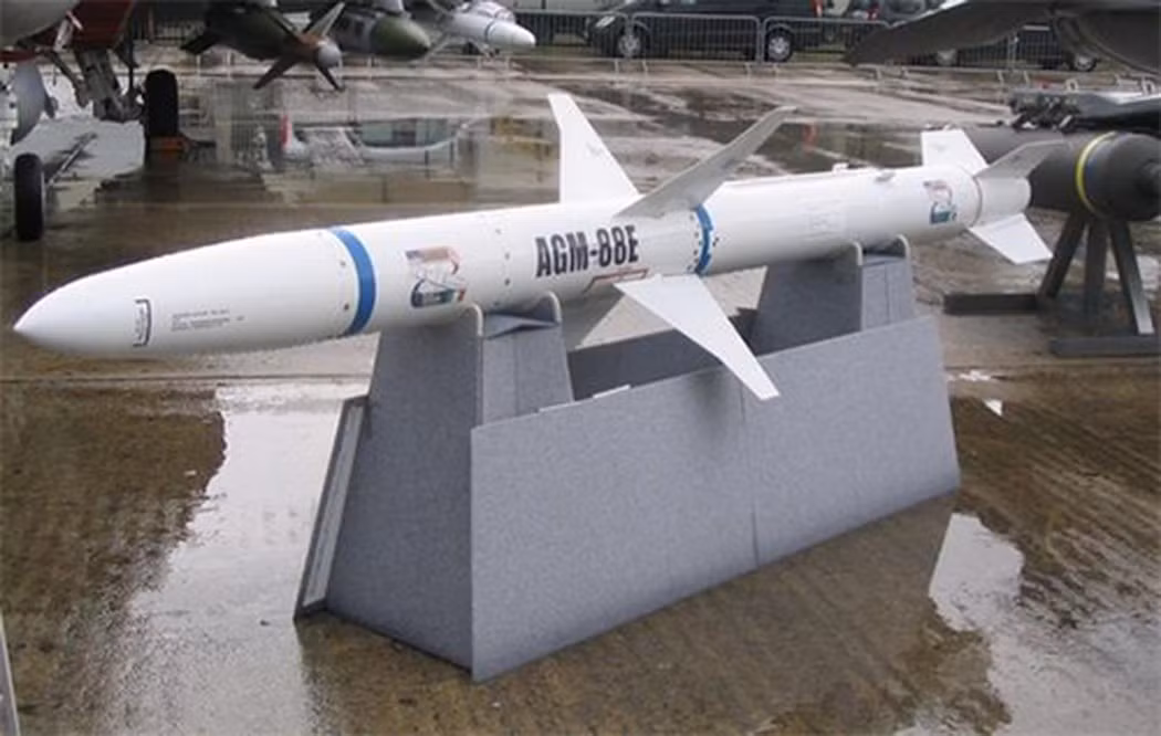 AGM-88 là loại tên lửa chống bức xạ hiện đại và phổ biến bậc nhất của Mỹ hiện nay. Nó đã được ra đời từ năm 1985 nhưng tới nay vẫn tiếp tục được không quân Mỹ nâng cấp và sử dụng. Nguồn ảnh: USAF.