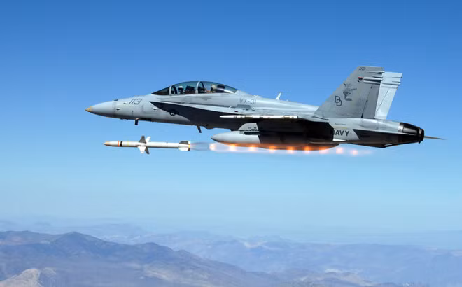 Trước đây, tên lửa chống bức xạ AGM-88 dù có thiết kế khá cồng kềnh nhưng vẫn có thể được treo dưới cánh của nhiều loại chiến đấu cơ một cách dễ dàng. Nguồn ảnh: USAF.