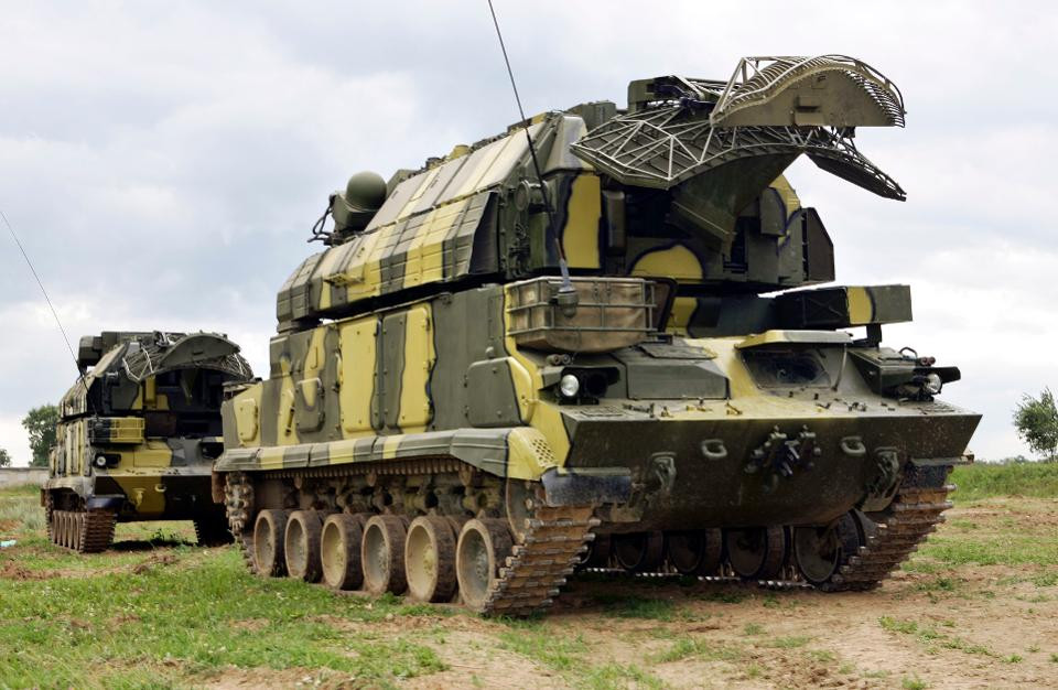 Mỗi tổ hợp tên lửa đối không tầm ngắn Tor có trọng lượng tổng cộng 34 tấn, dài 7,5 mét và có chiều rộng 3,3 mét. Tổ hợp tên lửa này được tối ưu hóa hoàn toàn nên kíp chiến đấu chỉ cần ba người. Nguồn ảnh: Pinterest.