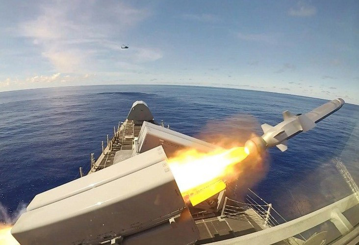 Ở quỹ đạo bay cuối, tên lửa khóa mục tiêu bằng cảm biến hình ảnh hồng ngoại thụ động 2 băng tần cho phép phân biệt các mục tiêu trong môi trường lộn xộn.