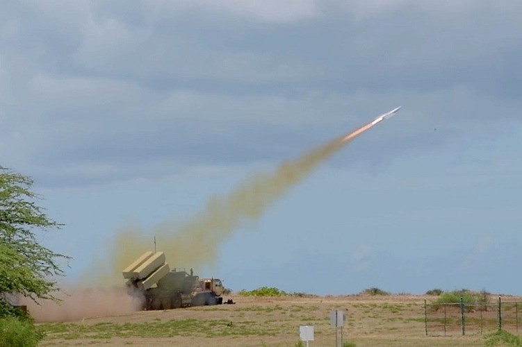 NSM có trọng lượng 400 kg, mang theo đầu đạn nặng 125kg được nhồi thuốc nổ cực mạnh đủ để xuyên thủng lớp giáp dày trên các chiến hạm.