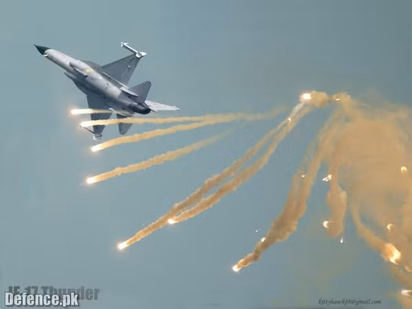 Trên không, một loạt các loại chiến đấu cơ thế hệ mới dự kiến sẽ trở thành nhân tố "mẫu mực" trong cuộc chạy đua vũ trang ở khu vực châu Á Thái Bình Dương trong năm nay. Đầu tiên là với JF-17 Thunderbolt. Nguồn ảnh: QQ.