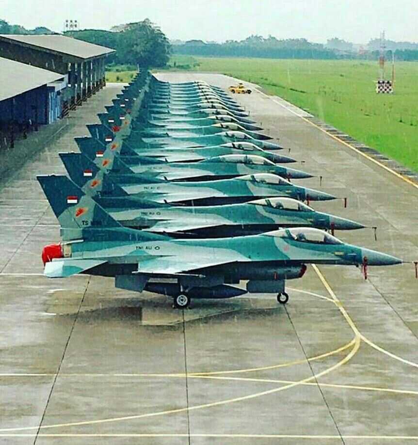 Với phiên bản tiêm kích F-16C/D, động cơ được sử dụng là loại F110 với lực đẩy lớn hơn, cho phép máy bay cất cánh được với tải trọng lớn hơn - tối đa 19,2 tấn. Tốc độ tối đa vẫn là Mach 2.0, tầm chiến đấu tối đa 546 km. Nguồn ảnh: Pinterest.