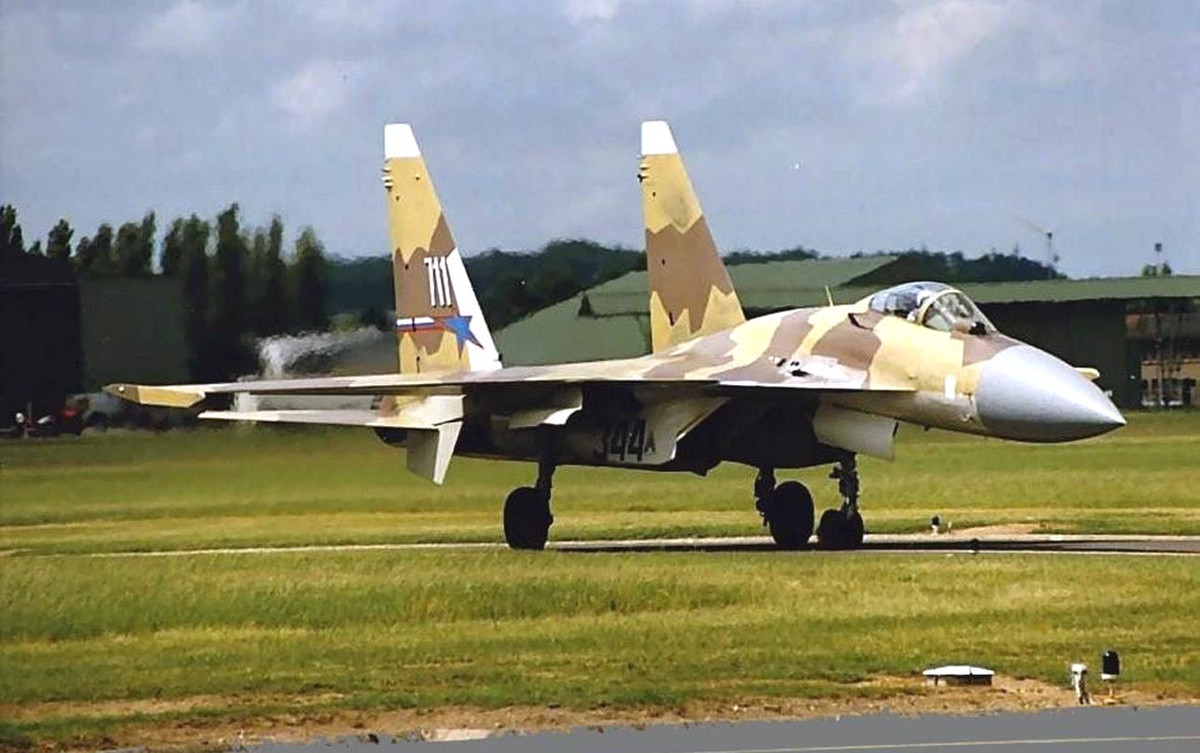 Năm 2002, chuyến bay thử nghiệm của chiến đấu cơ Sukhoi Su-37 đã được diễn ra và động tác lộn 360 độ được thực hiện trên không. Đáng tiếc là khi thực hiện động tác này, Su-37 đã... gẫy đôi. Nguồn ảnh: Rumil.