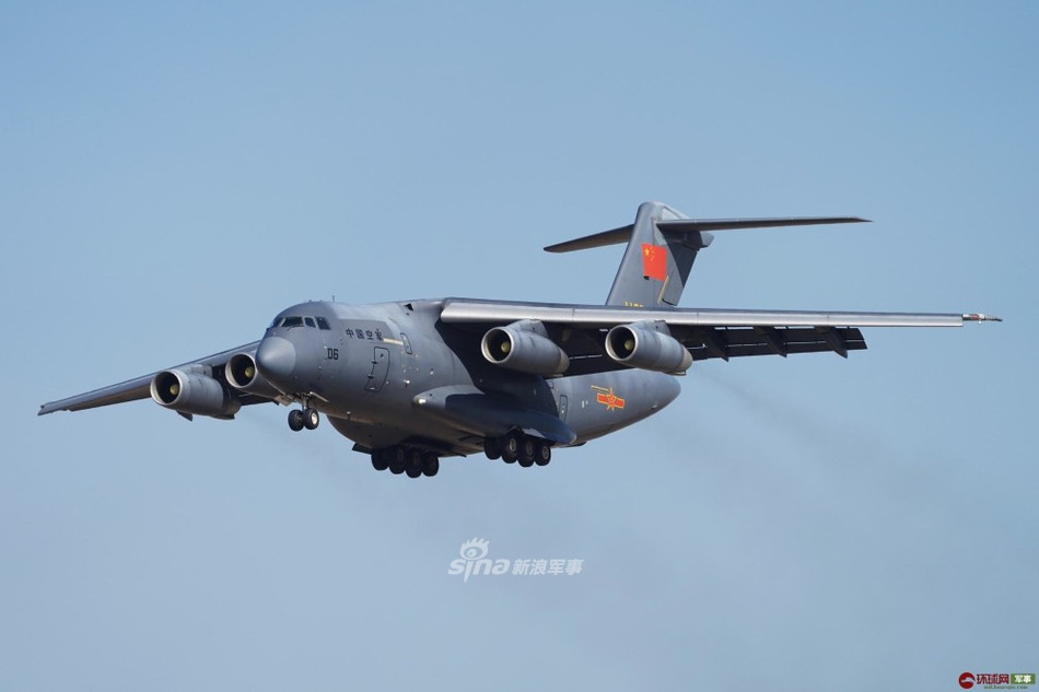 Ngoài khả năng mang theo được lượng hàng hóa khổng lồ, Y-20 của Trung Quốc còn có tầm bay đáng nể khi bay được tới 4500 km khi mang đầy tải hoặc 10.000 km khi chỉ chở theo lính dù. Nguồn ảnh: Sina.